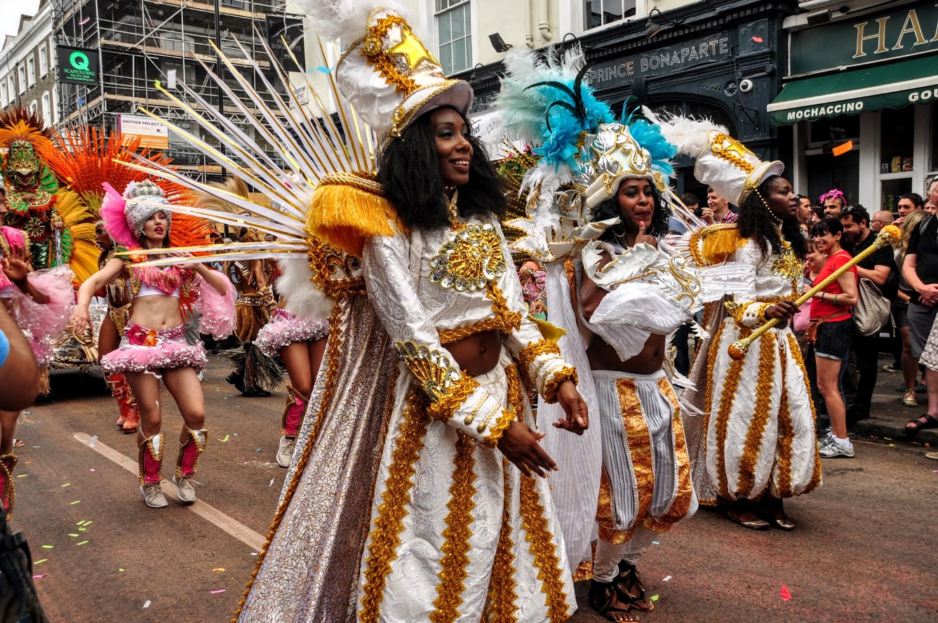 Admirez les superbes costumes colorés au Carnaval